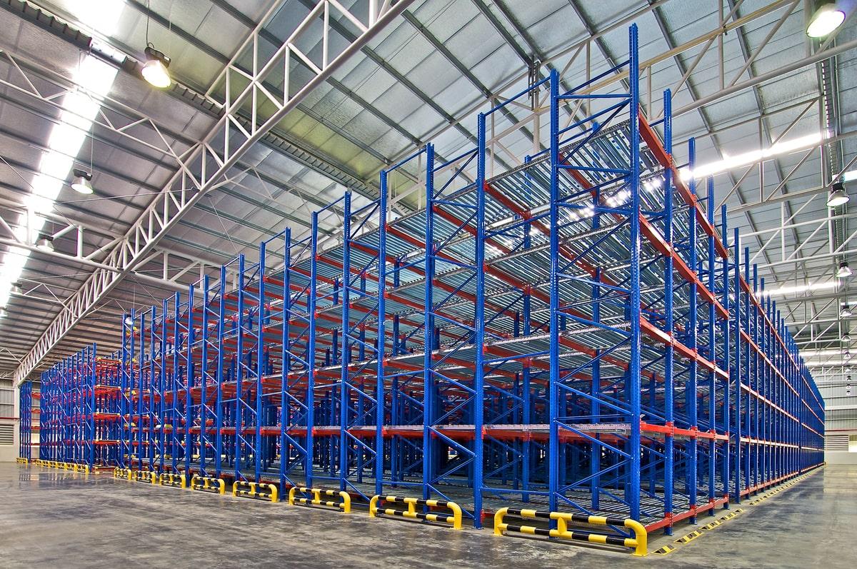 Industrijski sistem za skladištenje velike nosivnosti i kapaciteta.